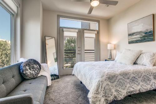 Luxury Riverwalk Condo Pool Balcony Parking - image 4