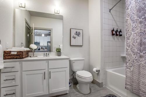 Luxury Riverwalk Condo Pool Balcony Parking - image 2