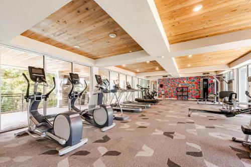Riverwalk Oasis - Pool Free Parking Views - image 5