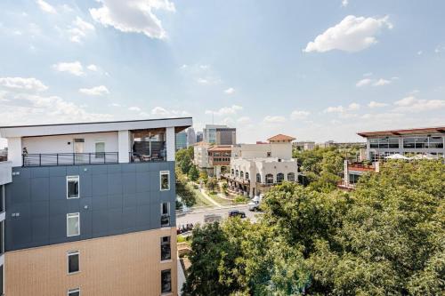Luxury Riverwalk Penthouse Pool Skyline Views - image 5