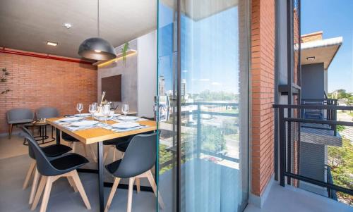 Modern 2BR Apt with Balcony Free Parking B53