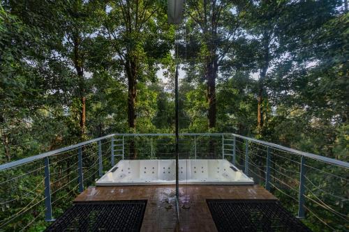 Pezsgőfürdő, Birds Eye Estate- Mirror House in Mallandur