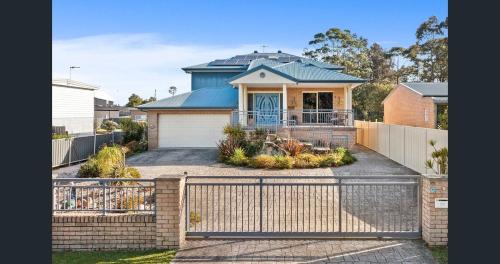 The Hillwood Manor - Huge 5BR House Minutes to Jervis Bay & Huskisson – khách sạn tại Old Erowal Bay