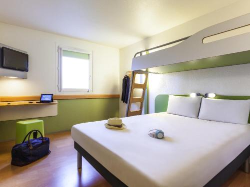1 double bed, 1 bunk bed