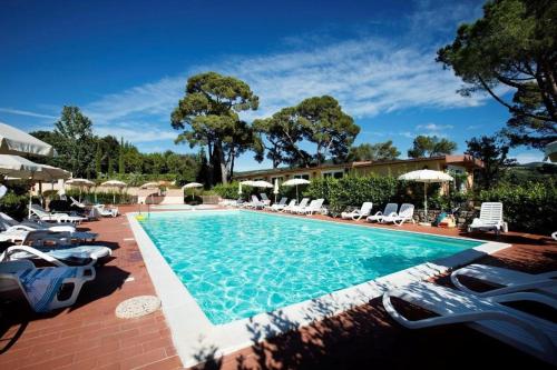 Borgo Pomaia Resort Appartamenti Piscine Ristorante e Sala Convegni in Санта Лус