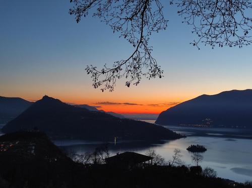  CasaDolcelago Marone Villa con Giardino Vista Lago Private Parking in Marone