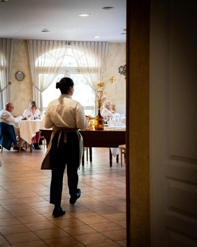 設施, Logis Hôtel & Restaurant Le Cheval Blanc et Clovis (Logis Hotel & Restaurant Le Cheval Blanc et Clovis) in 武伊勒