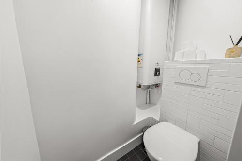 Paris 1st 1BR Apartment Near Louvre Free Netflix - image 6