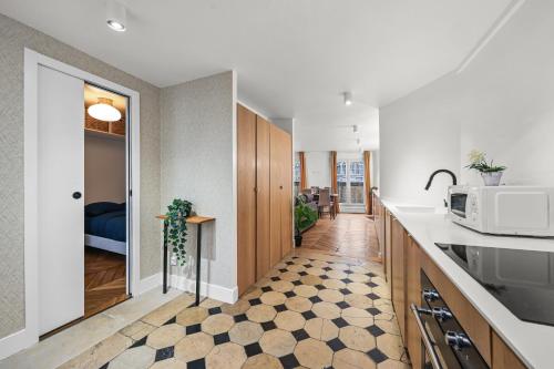 Paris 1st 1BR Apartment Near Louvre Free Netflix - image 5