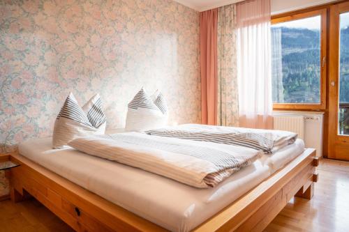 2 bedrooms, 3 beds