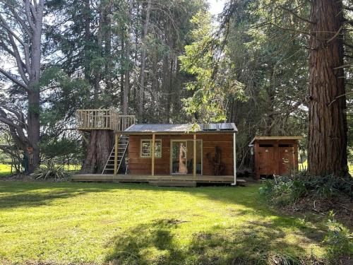 Secluded Redwood Cabin in Takapau