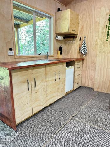 Secluded Redwood Cabin in Takapau