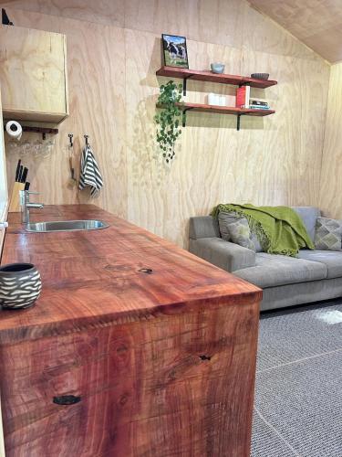 Secluded Redwood Cabin in Takapau