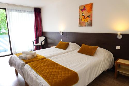 3 twin beds