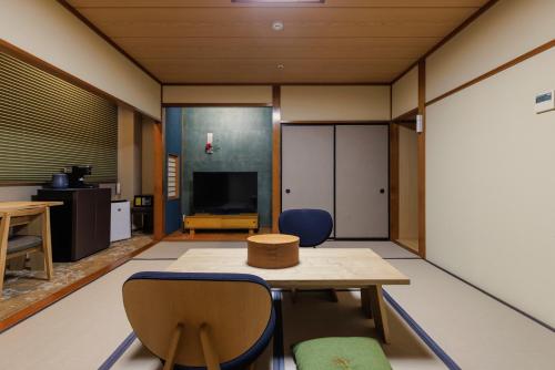 room detail thumbnail 1