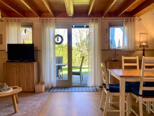 Ruang bersama/area TV, Urlaubsruhe 6 Pers Holiday home w terrace close to National Park Lauwersmeer in Dongeradeel