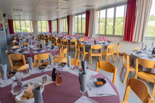 Restoran, Résidence Fleurs d'Aubrac (Residence Fleurs d'Aubrac) in Laguiole