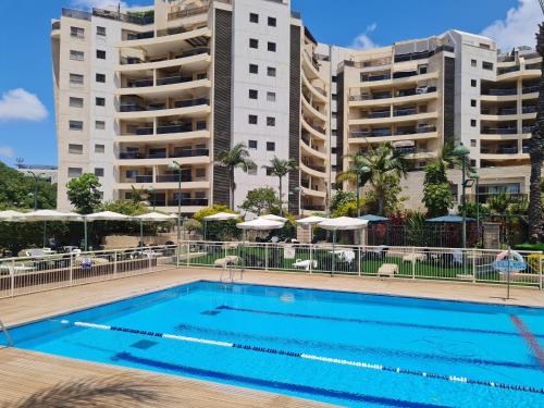 外観, Raanana Dream Apartment with swimming pool in ラーナナ