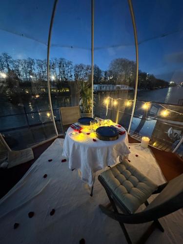 Maison bateau en pleine foret un reve insolite in Bois de Boulogne