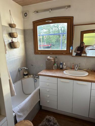 Maison bateau en pleine foret un reve insolite in Bois de Boulogne