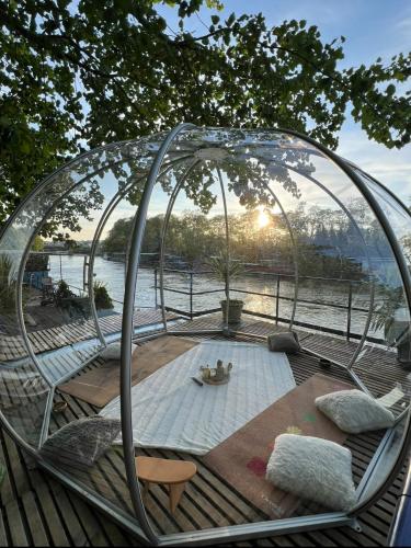 Maison bateau en pleine foret un reve insolite in Bois de Boulogne