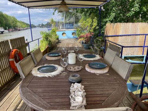 Maison bateau en pleine foret un reve insolite in Bois de Boulogne