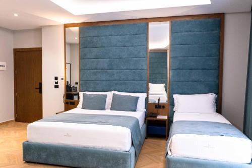 1 double bed, 2 twin beds