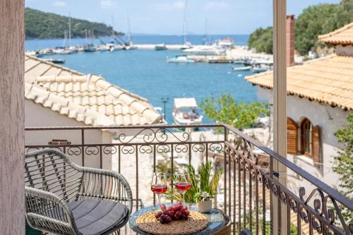 Esperides Studios-Seaside Stay with View in Syvota - Karavostasi Beach