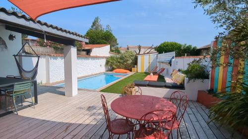 La maison en couleur 4 étoiles 10 pers avec piscine privée - Location saisonnière - La Tremblade