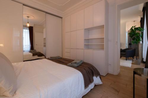 Luxury Renovated 1BR Neuilly Porte Maillot - image 9