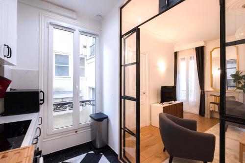 Luxury Renovated 1BR Neuilly Porte Maillot - image 11