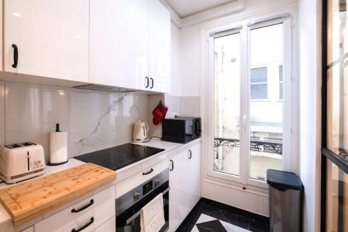 Luxury Renovated 1BR Neuilly Porte Maillot - image 2