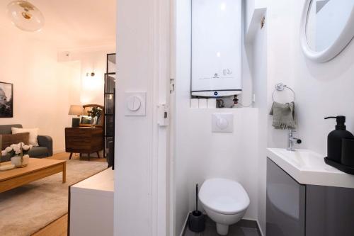 Luxury Renovated 1BR Neuilly Porte Maillot - image 5