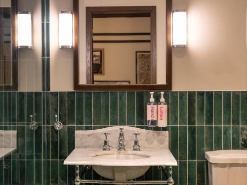 room detail thumbnail 2