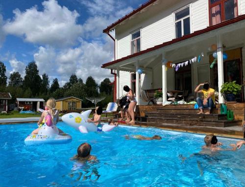 전망, Prästgård med pool & älv (Prastgard med pool & alv) in 시스스레백