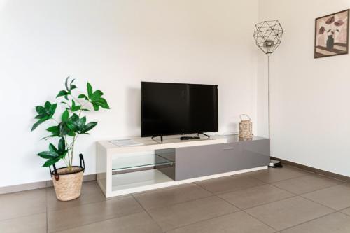 Mola Apartments Lugano by Quokka 360 - Terrace and Parking - image 3