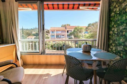 Apartment with loggia 300m from the beach