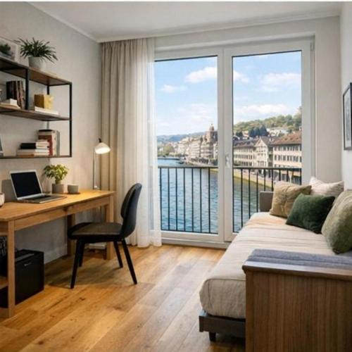 Room with bathroom and access to kitchen in Zürich