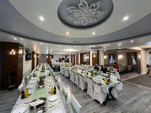 Restaurant, White Rose Hotel & Restaurant - Leeds in Leeds Suburbs