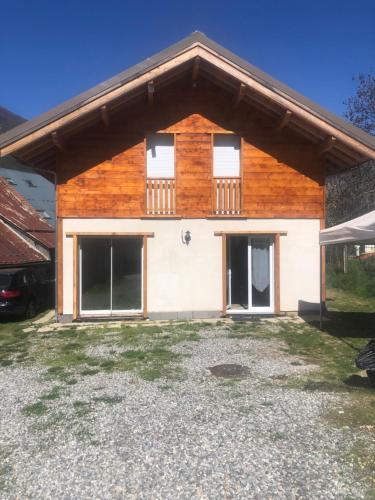Chalet de montagne, très confortable, neuf (Chalet de montagne, tres confortable, neuf) in L'Argentiere-la-Bessee
