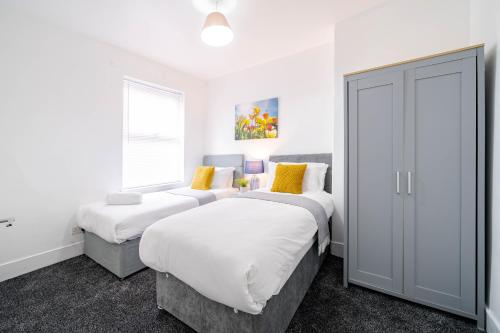 Spacious 3-Bedroom House in St Helens by Eason Stays, Ideal for Families & Business Travellers with  in St Helens