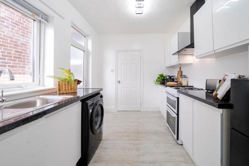 Cocina, Spacious 3-Bedroom House in St Helens by Eason Stays, Ideal for Families & Business Travellers with  in St Helens