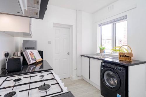 Cocina, Spacious 3-Bedroom House in St Helens by Eason Stays, Ideal for Families & Business Travellers with  in St Helens