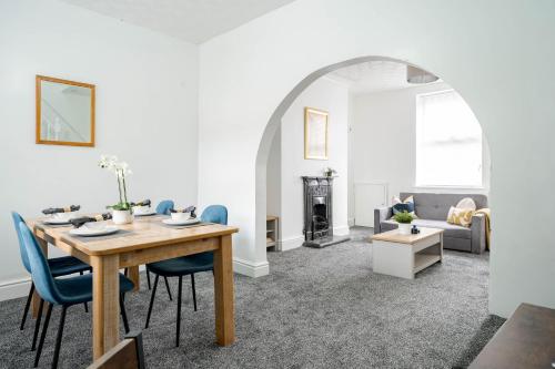 Cocina, Spacious 3-Bedroom House in St Helens by Eason Stays, Ideal for Families & Business Travellers with  in St Helens