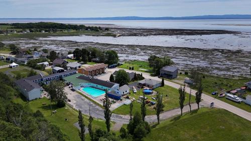 Condo Bord de fleuve Piscine - Les Voitures d'Eau in Isle-Aux-Coudres (QC)