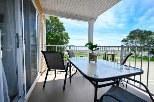 Condo Bord de fleuve Piscine - Les Voitures d'Eau in Isle-Aux-Coudres (QC)