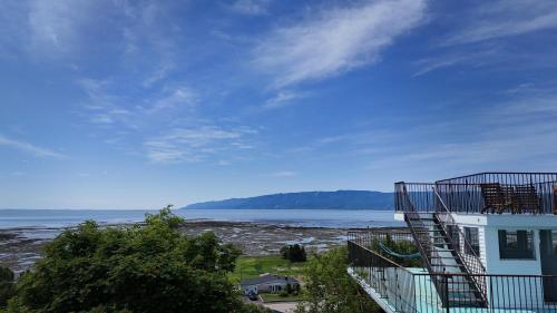 Condo Bord de fleuve Piscine - Les Voitures d'Eau in Isle-Aux-Coudres (QC)