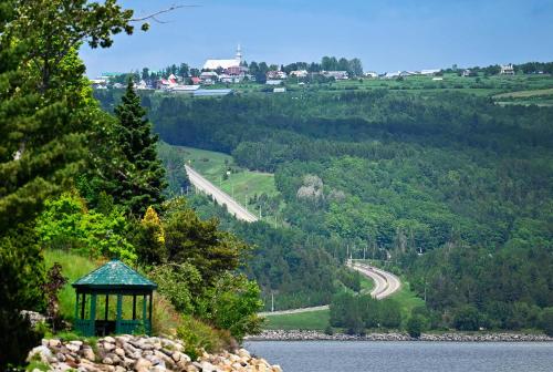 Condo Bord de fleuve Piscine - Les Voitures d'Eau in Isle-Aux-Coudres (QC)