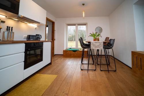Kilátás, Lahemaa Apartment with Sunny Balcony near Viru Bog in Kolga