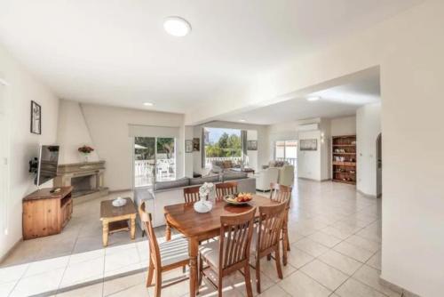 Villa Coral Bee - walking distance to Coral Bay Beach - image 5